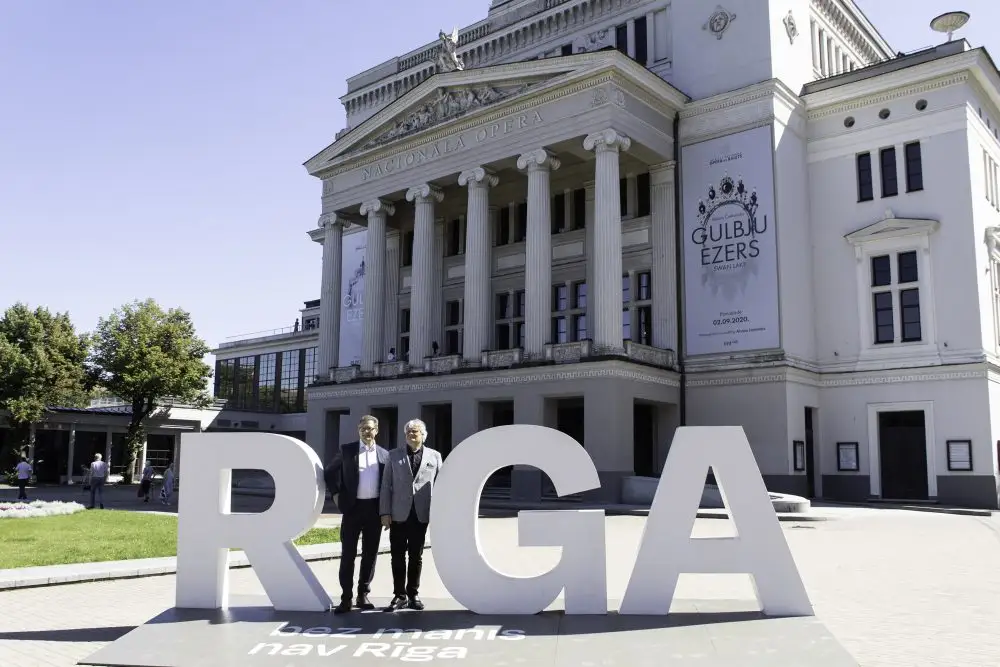 Два метра между лебедями? Латвийская опера открывает сезон