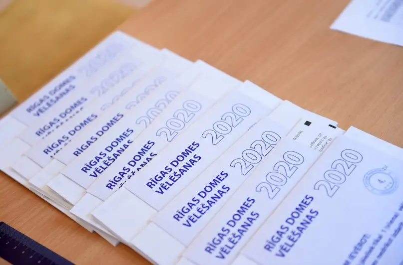 Vēl vienā vēlēšanu iecirknī atklātas ap 400 neapzīmogotas aploksnes