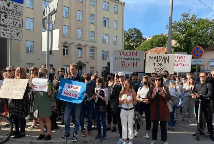 Мнение: Латвия продолжает портить отношения с соседями. Не надо им указывать что делать
