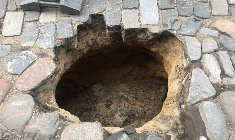 Рядом с ямой поставили кресло из ближайшего кафе: на Гертрудес снова провалилась брусчатка