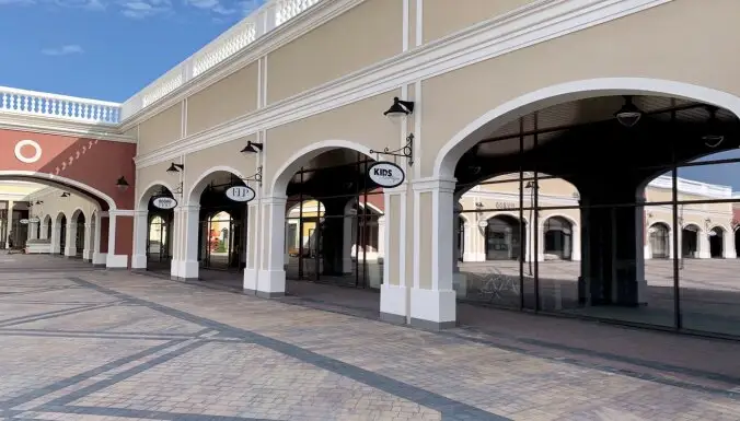 Pircējiem piektdien durvis vērs lielākais ‘outlet ciemats’ Baltijā  