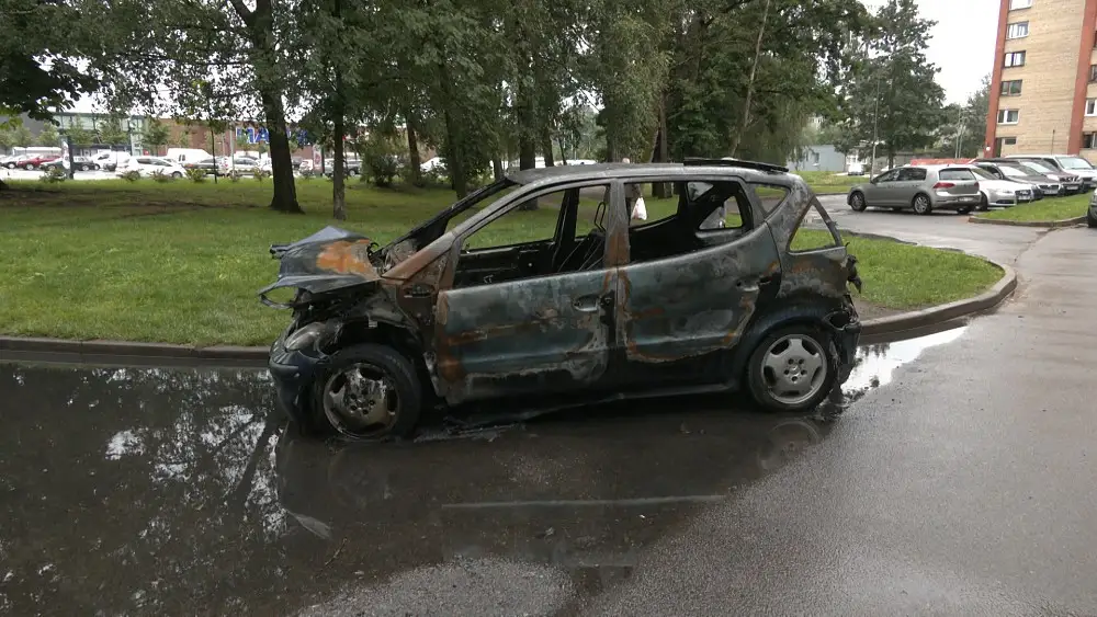Жители Кенгарагса в ужасе: кто-то поджигает машины марки Mercedes