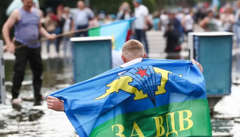 День ВДВ: российские десантники подрались с росгвардейцами в Парке Горького (видео)