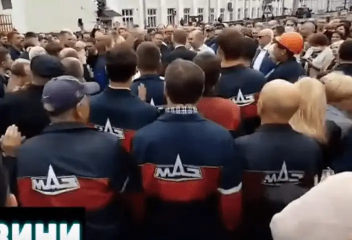 Уходи: рабочие Минского автомобильного завода скандируют на забастовке (ВИДЕО)