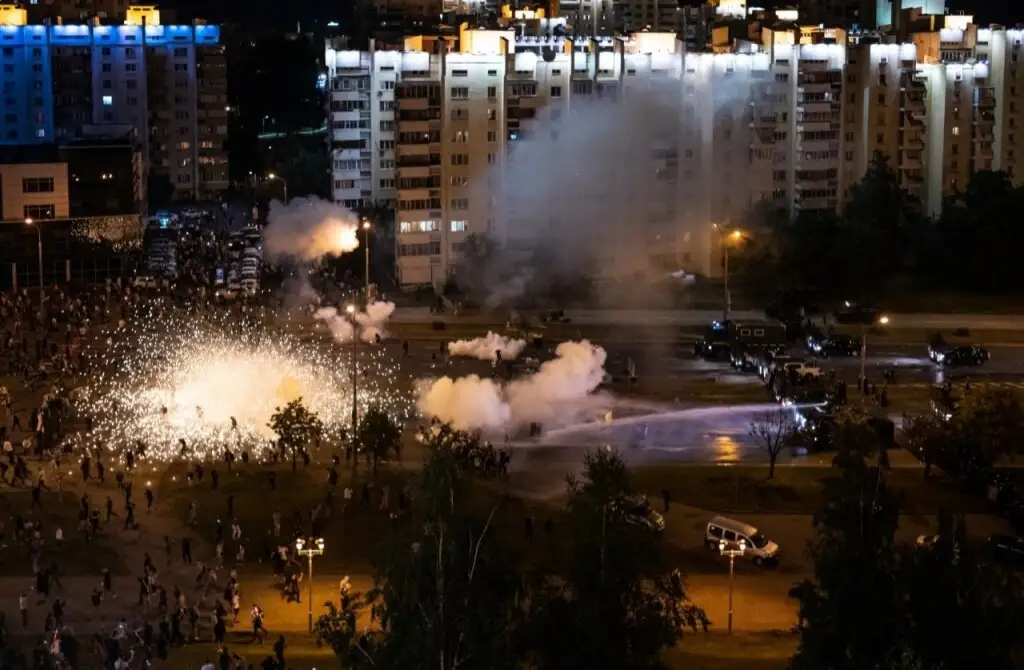 Baltkrievijā trešo nakti pēc kārtas notikušas protestētāju un drošības spēku sadursmes