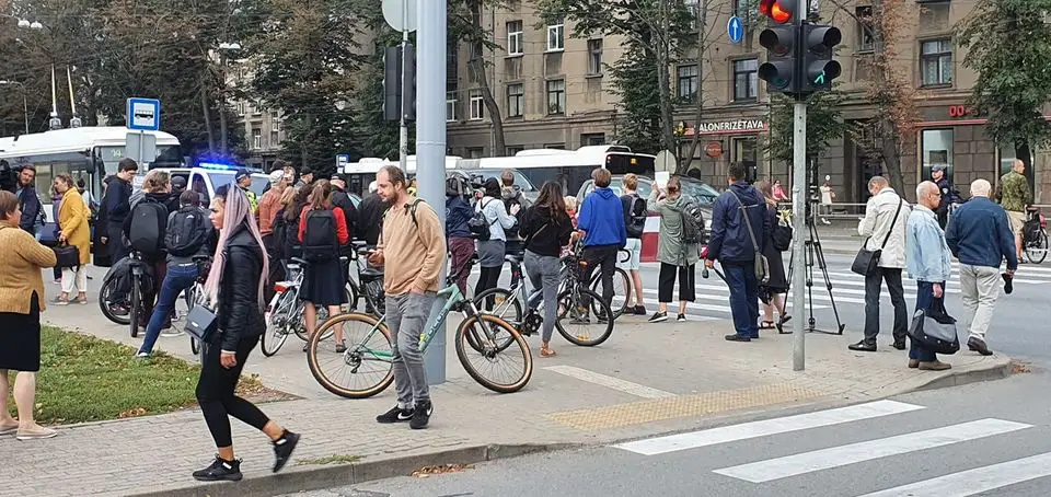 Protestējot pret koku zāģēšanu, «Marsa parka» aizstāvji traucē satiksmi Brīvības gatvē