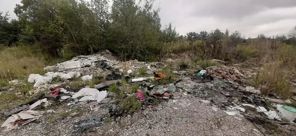 Десятки лет на свалке: под Петербургом на мусорном полигоне живут целые коммуны