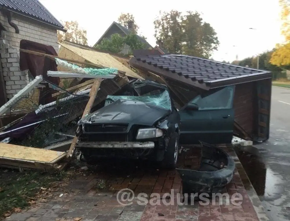 Виляны: с проезжей части съехал автомобиль и врезался в стену