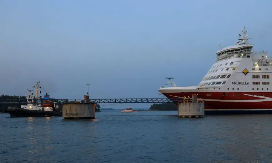 Паром Viking Line сел на мель. За спасение находившихся на нем автомобилей потребовали тысячи евро