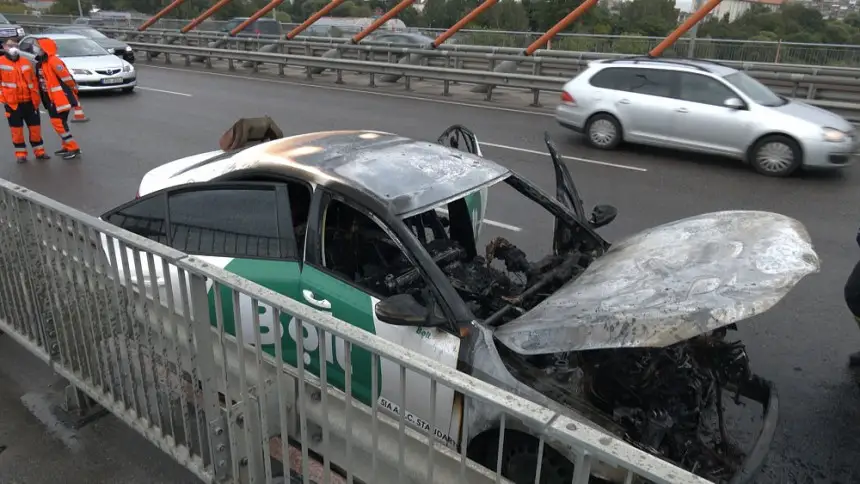 ДТП: на Южном мосту такси «Škoda Octavia» сгорело фактически дотла (видео)
