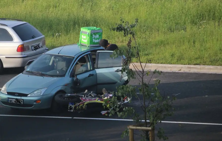 ВИДЕО: В Елгаве произошло ДТП с участием мотоцикла, пострадали молодые девушки