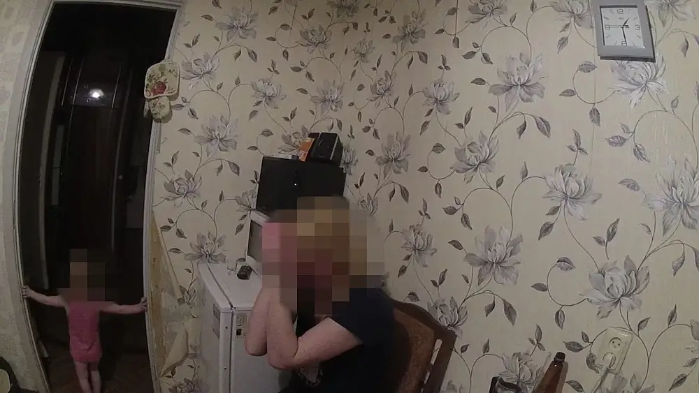 «Приехали такие вот красавцы и все отняли»: в Риге ночью у совершенно пьяной матери полиция забрала детей
