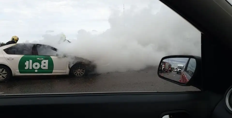 Огненное ДТП на Южном мосту: сгорело такси (ФОТО)