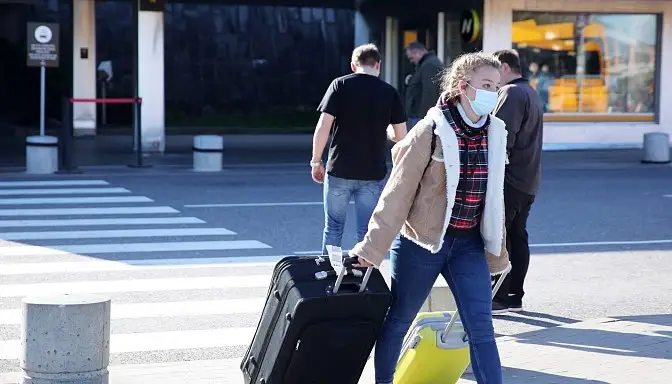 Epidemiologs: Patlaban ar ceļošanu uz ārvalstīm ir saistīti vairāki riski