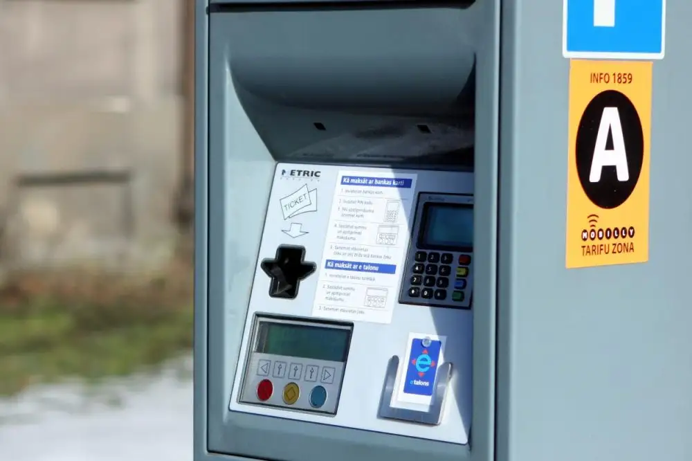 Rīgas pašvaldība izvērtēs iespēju ļaut Rīgas centrā ieviest bezmaksas auto stāvēšanu uz stundu