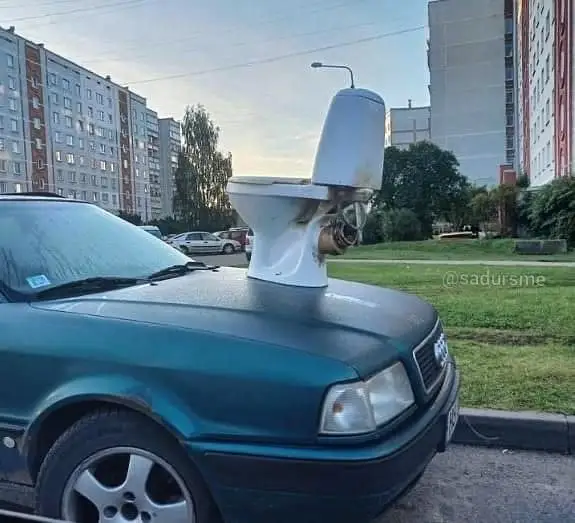 Инсталляция в Зиепниеккалнсе: на автомобиле разместили унитаз