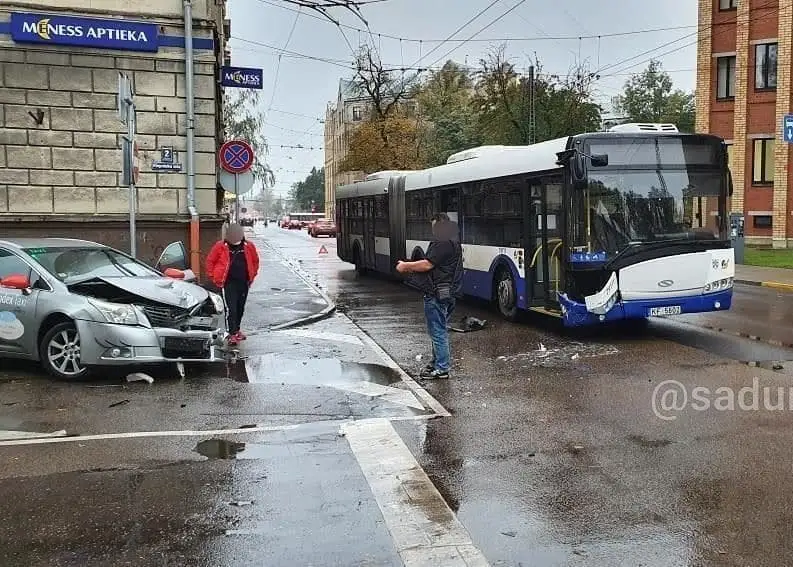 Третий раз за последний месяц: в центре Риги столкнулись такси и автобус Rīgas satiksme