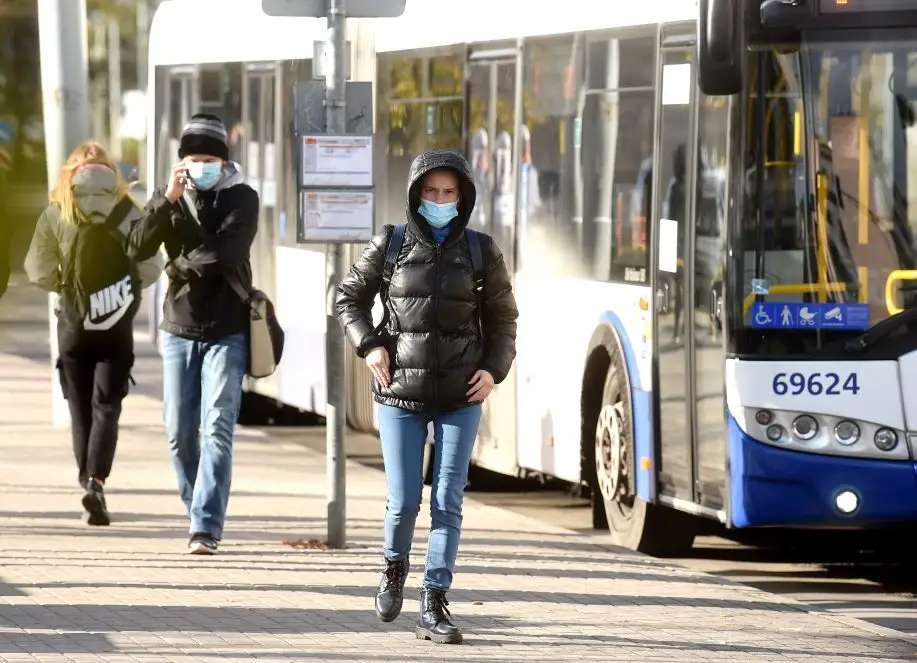 «Сколько масок у тебя было с начала пандемии?» Латвийцы признаются в соцсетях