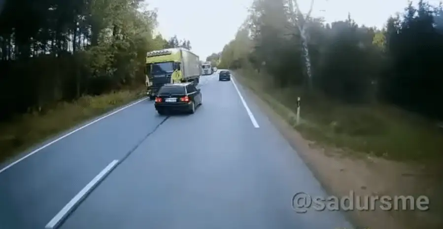 В самый последний момент легковушка ушла от столкновения с фурой (видео)