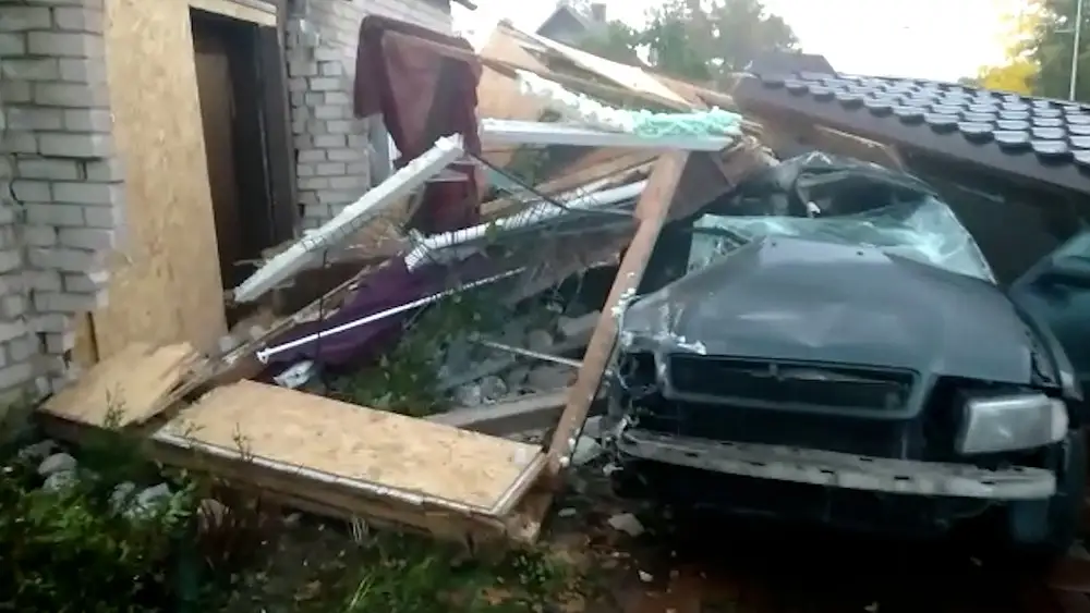 Подробности ЧП в Виляны: въехавший в дом автомобиль остановился прямо возле кровати с спавшими