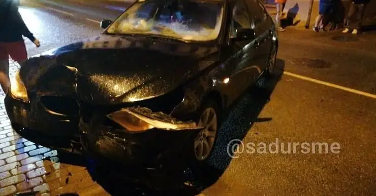 Ночное ДТП в Салдусе: BMW врезался в стену (ФОТО)
