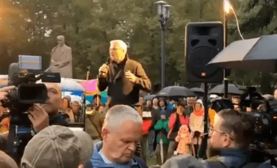 Uz Gobzema organizēto sapulci Esplanādē pulcējas vairāk nekā 200 cilvēku un dalībnieku skaits ik pa brīdim palielinās