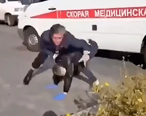 Адвокат Ефремова подрался с обидчиком, облившим его фекалиями (ВИДЕО)