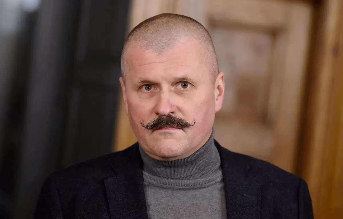 «Нами управляет колониальная администрация»: скульптор Пантелеев грозит похоронить латвийскую власть, если та не одумаются