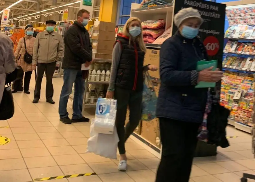 Работаю в супермаркете на кассе и еще надо смотреть — в масках покупатели или нет. За что?