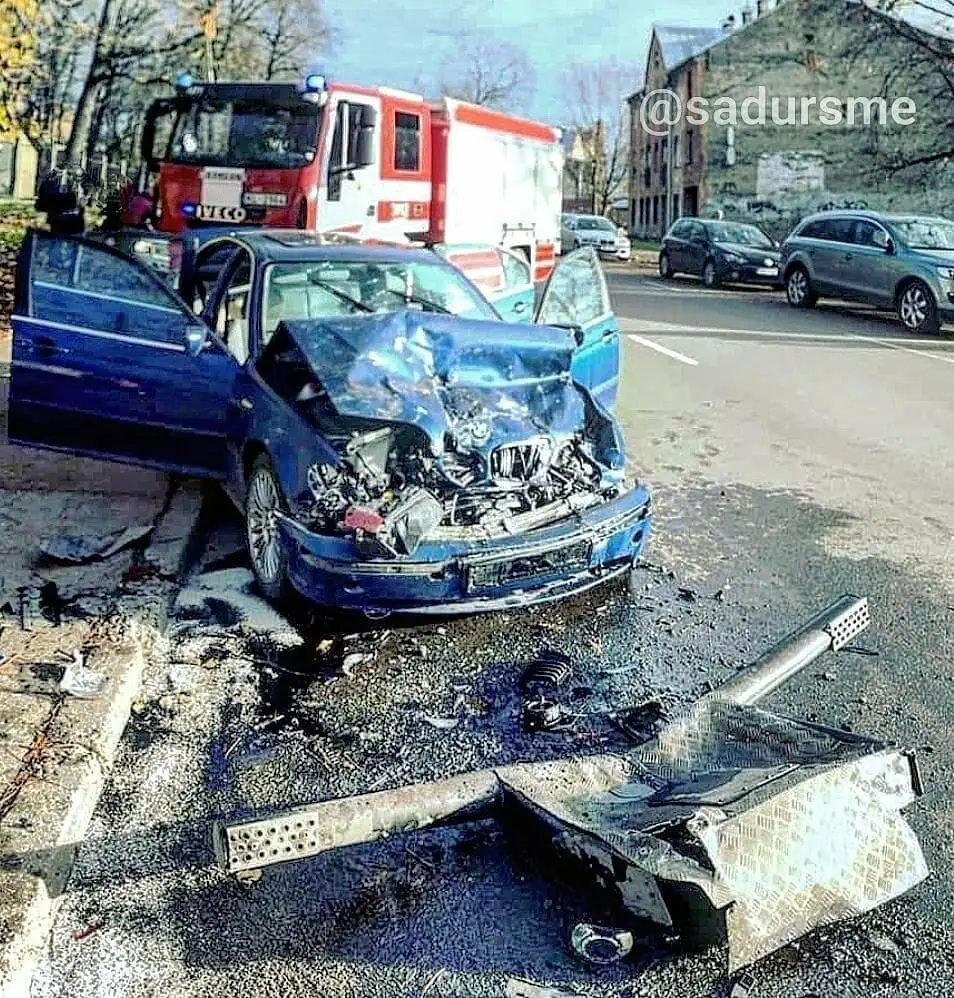 На улице Лаздонас произошла «пьяная» авария: перед автомобиля «в хлам»