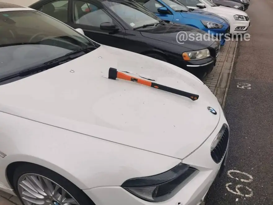 Это ж какое преступление надо было совершить чтобы так наказали: в BMW воткнули топор
