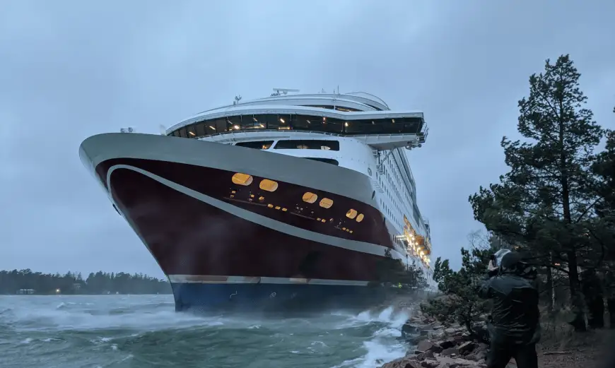 Судно Viking Line наскочило на риф у Аландских островов, пассажиры провели ночь на борту (видео)