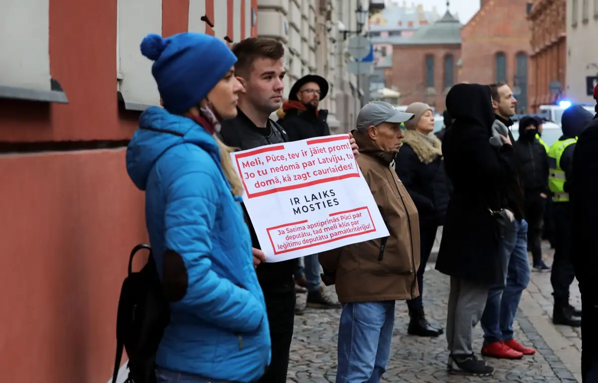 «Врун и вор пропусков»: у Сейма прошёл пикет против возвращения Пуце депутатского мандата