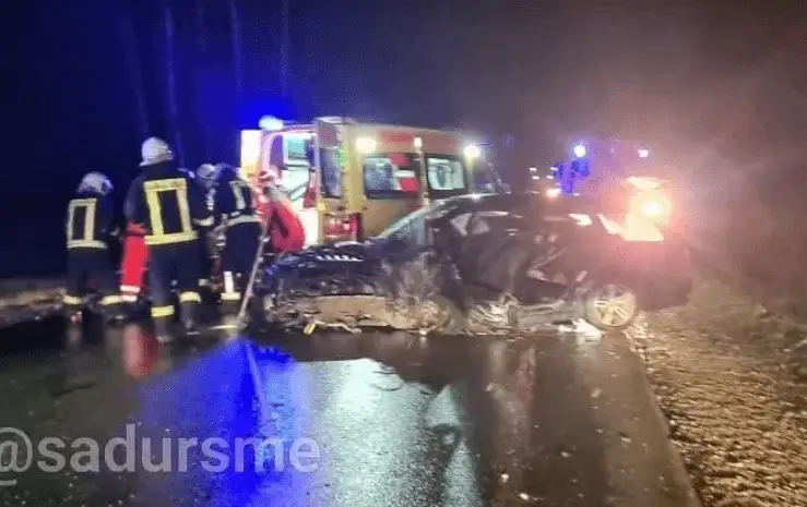 Неудачный обгон на шоссе Айзкраукле-Яунелгава: два автомобиля вдребезги