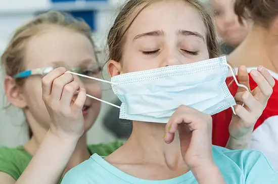 Nākamnedēļ klātienes mācības dažādām klašu grupām drīkstēs rīkot 33 pašvaldības