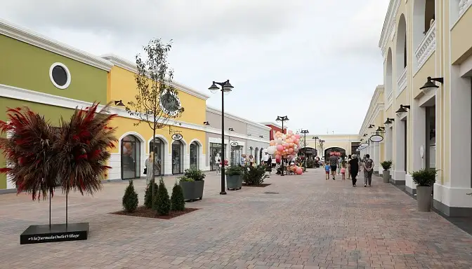 Ļaudis nesaprašanā – kādēļ ārkārtējās situācijas laikā brīvdienās strādā “outlet” ciemats Piņķos?