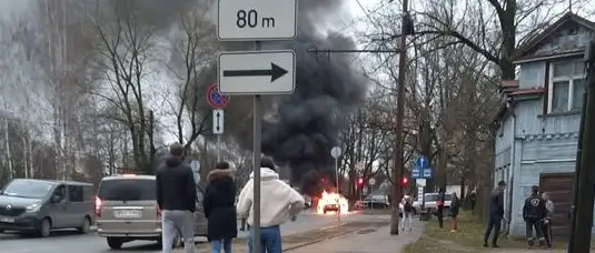 Жуткое ДТП: в Зиепниеккалнсе сгорела машина