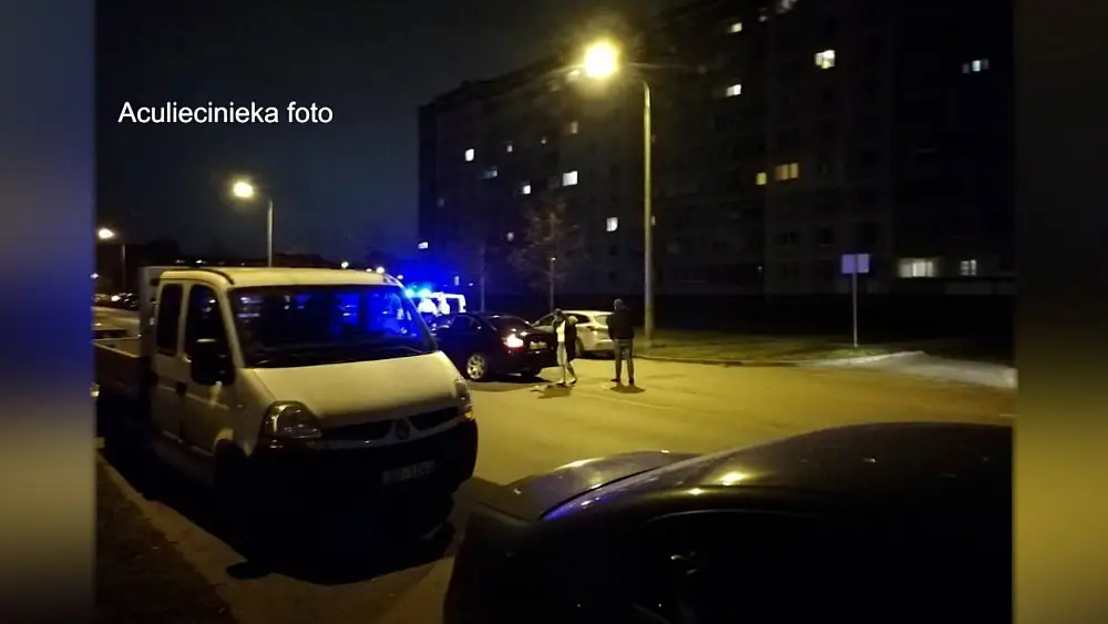 Спешили на вызов: машина полиции на улице Улброкас в Риге вызвала цепочку из четырех ДТП