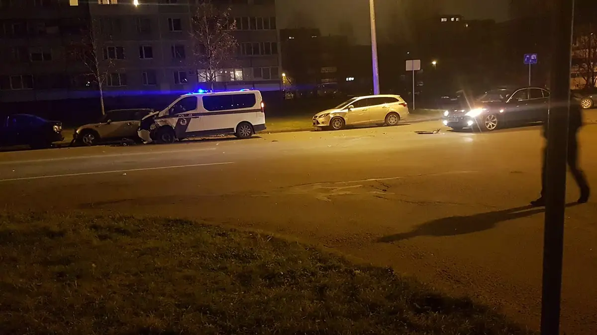 В Плявниеках пострадало семь машин и полицейский бусик: это была погоня?