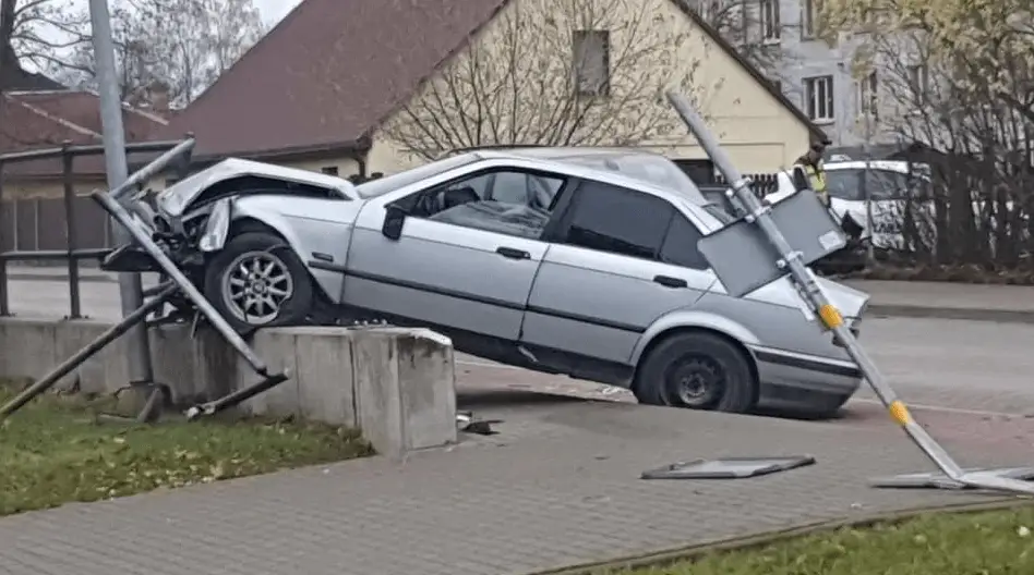 Легковушка въехала в остановку общественного транспорта в Добеле (ВИДЕО)