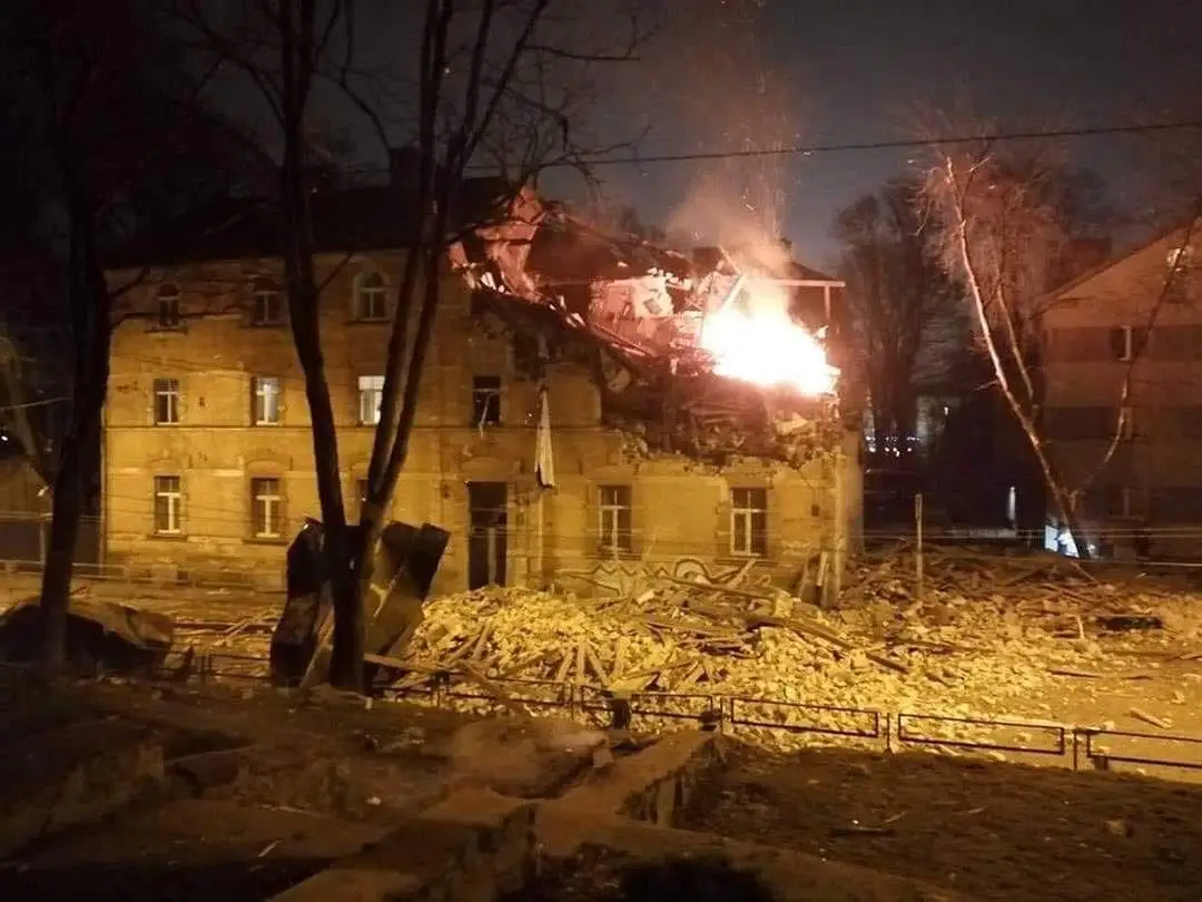 Āgenskalnā sprādzienā cietušās mājas iedzīvotāju pārstāvis norāda uz koordinācijas trūkumu negadījuma seku novēršanā
