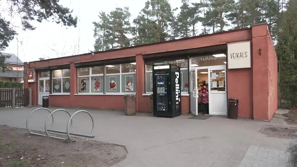 «Это же абсудрд! Почему ни у кого не спросили?» В Меллужи запретили парковку у единственного на округу магазина