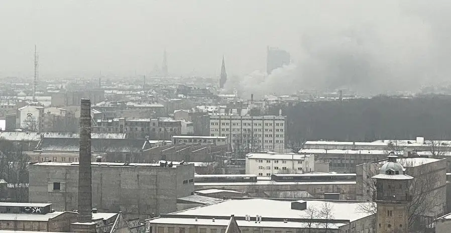 Пожар в центре Риги: на место выехали 23 пожарных, перекрыто движение в одном направлении по улице Бривибас (ДОПОЛНЕНО)