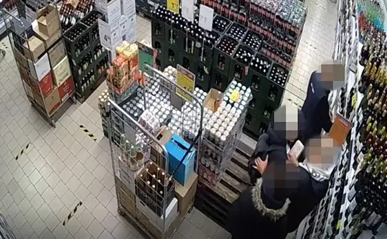 Сами без масок и с других срывали: двое хулиганов устроили дебош в магазине