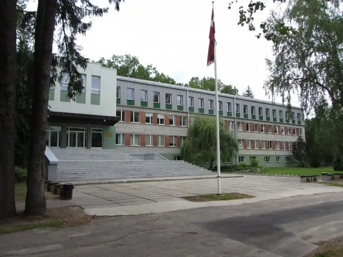Par nelikumīgu nodarbināšanu un fiktīvu finanšu līdzekļu apriti atlaista Ozolnieku vidusskolas direktore