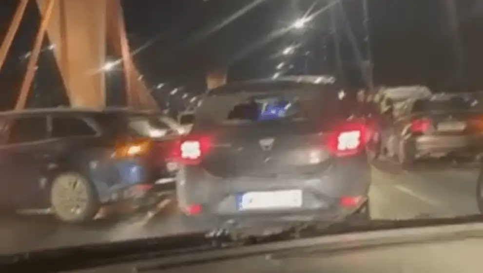 Uz Dienvidu tilta notikusi 18 automašīnu sadursme
