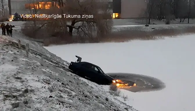 Занесло на дороге: в Тукумсе машина упала в пруд, водитель смогла выплыть сама