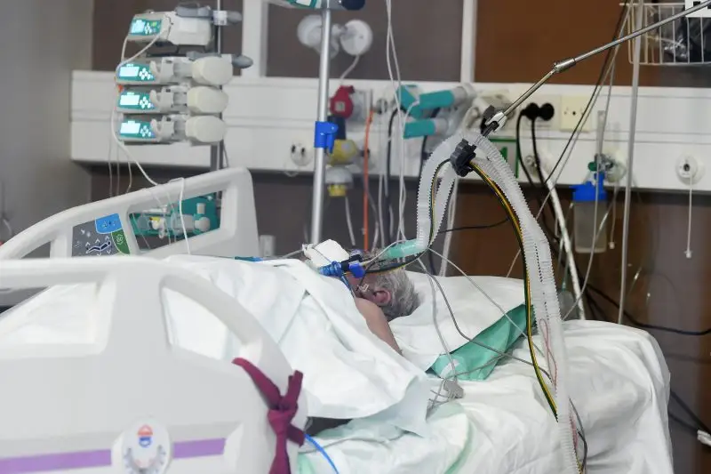 Diennaktī stacionējot 68 Covid-19 pacientus, slimnīcās ievietoto kopskaits pieaudzis līdz 445