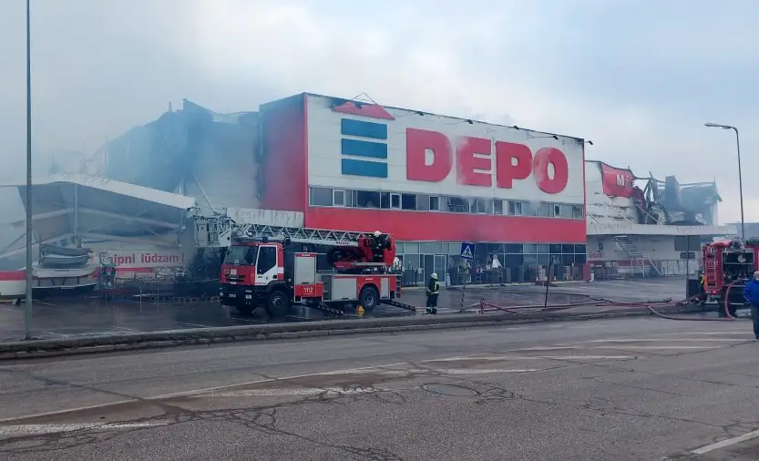 Магазин «Depo» в Резекне планируется восстановить, но работы по тушению все еще продолжаются (дополнено)
