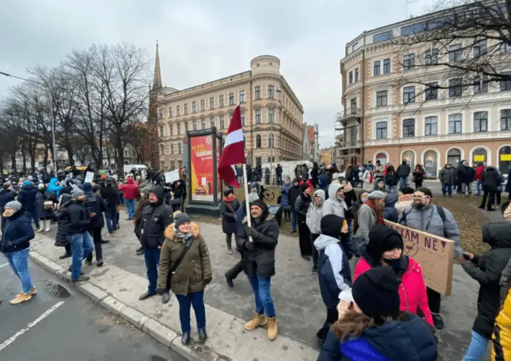 Bez sejas maskām un neatļautā skaitā Rīgā pulcējas Covid-19 ierobežojumu noliedzēji